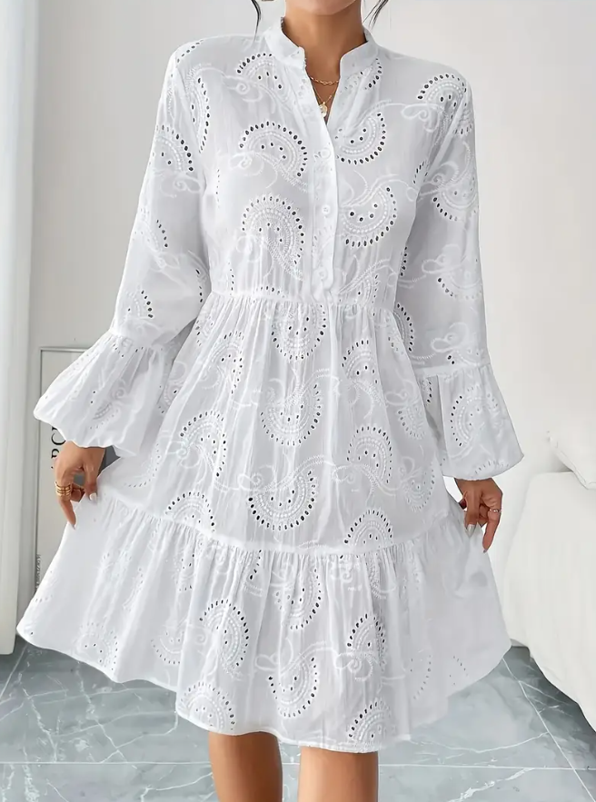 Spitzenkleid mit Knöpfen